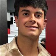 Adolescente estudiante que ayuda a niños pequeños a querer estudiar y hacer ameno el estudio.